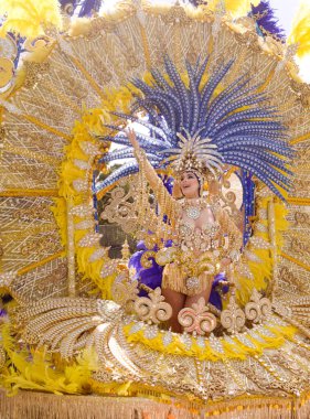 Las Palmas de Gran Canaria, İspanya - Mart 01 2025: Las Palmas sokaklarındaki pek çok karnaval töreninden biri