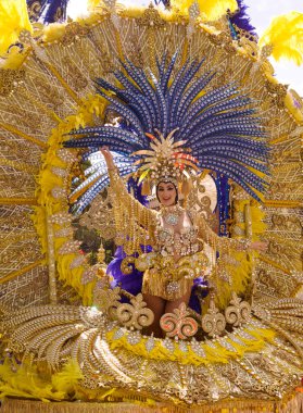 Las Palmas de Gran Canaria, İspanya - Mart 01 2025: Las Palmas sokaklarındaki pek çok karnaval töreninden biri