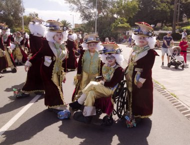 Las Palmas de Gran Canaria, İspanya - Mart 01 2025: Las Palmas sokaklarındaki pek çok karnaval töreninden biri