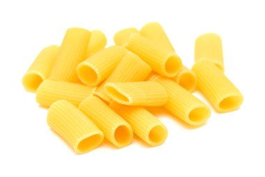 Rigatoni, beyaz arka planda izole edilmiş tepeli kuru makarna. 