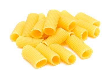 Rigatoni, beyaz arka planda izole edilmiş tepeli kuru makarna. 