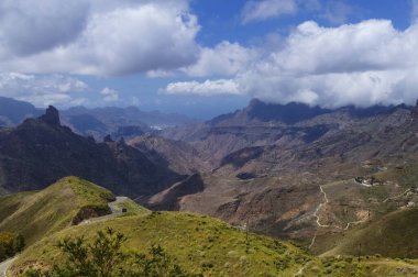Gran Canaria, adanın merkezi manzarası, Las Cumbres, ie The Summits, Roque Bentayga formasyonu Caldera de Tejeda