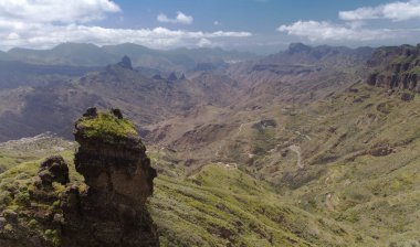 Gran Canaria, adanın merkezi manzarası, Las Cumbres, ie The Summits, Roque Bentayga formasyonu Caldera de Tejeda