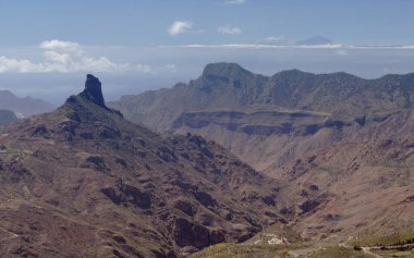 Gran Canaria, adanın merkezi manzarası, Las Cumbres, ie The Summits, Roque Bentayga formasyonu Caldera de Tejeda