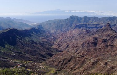 Gran Canaria, adanın orta kesiminin manzarası, Las Cumbres, ie The Summits, Roque Nublo 'dan Roque Bentayga' ya, La Aldea de San Nicolas 'a ve Tenerife' deki Teide 'e doğru manzara