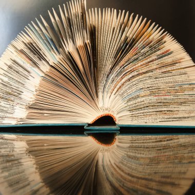 Katlanmış sayfaları olan bir kitap, çocuklar için uygun basit bir el arabası.