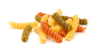 Fusilli üç renkli makarna beyaz arkaplanda izole edildi