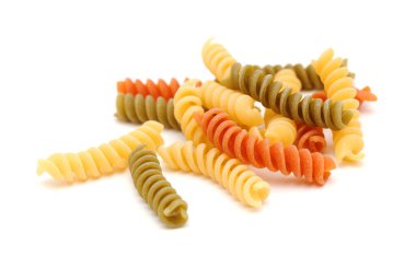Fusilli üç renkli makarna beyaz arkaplanda izole edildi