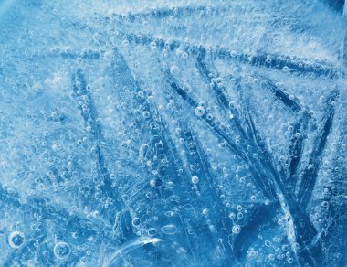 İçinde küçük yuvarlak hava kabarcıkları olan buz dokusu. 