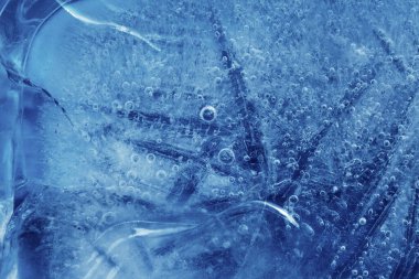 İçinde küçük yuvarlak hava kabarcıkları olan buz dokusu. 