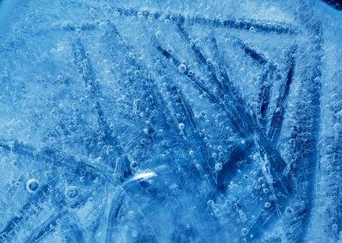 İçinde küçük yuvarlak hava kabarcıkları olan buz dokusu. 