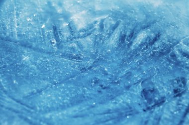 İçinde küçük yuvarlak hava kabarcıkları olan buz dokusu. 