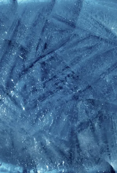 İçinde küçük yuvarlak hava kabarcıkları olan buz dokusu. 