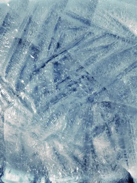 İçinde küçük yuvarlak hava kabarcıkları olan buz dokusu. 