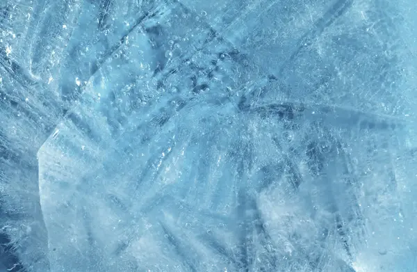 İçinde küçük yuvarlak hava kabarcıkları olan buz dokusu. 