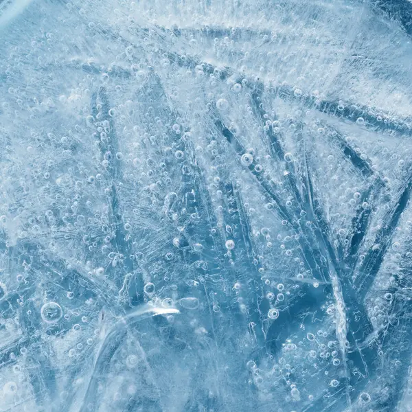 İçinde küçük yuvarlak hava kabarcıkları olan buz dokusu. 