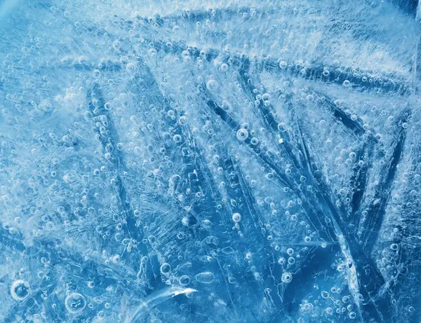 İçinde küçük yuvarlak hava kabarcıkları olan buz dokusu. 