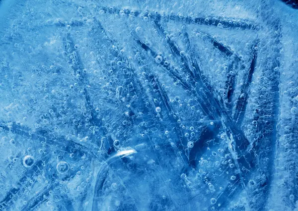 İçinde küçük yuvarlak hava kabarcıkları olan buz dokusu. 