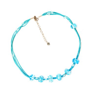 Beyaz zemin üzerinde mavi ve şeffaf cam boncuklardan oluşan basit bir kolye. 
