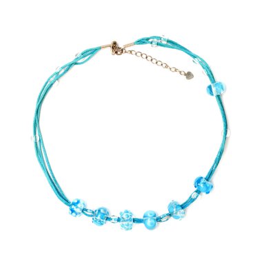 Beyaz zemin üzerinde mavi ve şeffaf cam boncuklardan oluşan basit bir kolye. 