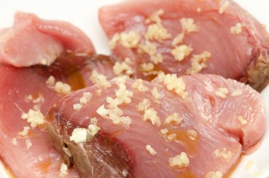 Sarı yüzgeçli ton balığı bifteği zeytin yağı ve galrilik ile marine edilmiş.