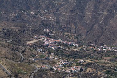 Gran Canaria, adanın merkezi anıtsal kısmının manzarası, Las Cumbres, ie The Summits, Cruz de Tejeda geçidi ve Artenara köyü arasındaki hikingroute