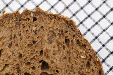 Ekşi hamur çeşitli tohumlarla mayalanmış malt ekmeği