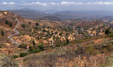 Gran Canaria, adanın merkezi anıtsal bölgesinin manzarası, Cruz de Tejeda ve San Mateo arasında yürüyüş rotası.