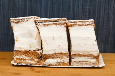 Milhojas, kremalı puf börekle yapılan tatlı.