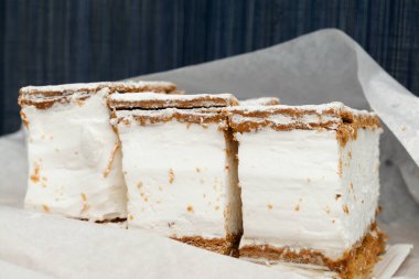 Milhojas, kremalı puf börekle yapılan tatlı.