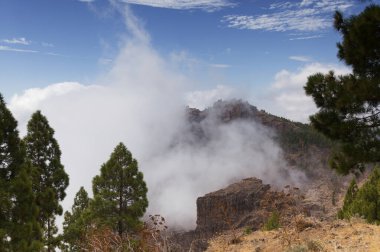 Gran Canaria, adanın merkezi dağlık bölgesi, Las Cumbres, ie The Summits, El Campanario 'ya doğru bakıyor, adanın ikinci en yüksek noktası.
