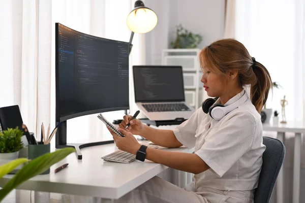 Programador Femenino Que Trabaja Con Datos Codificados Pantalla Computadora Toma — Foto de Stock