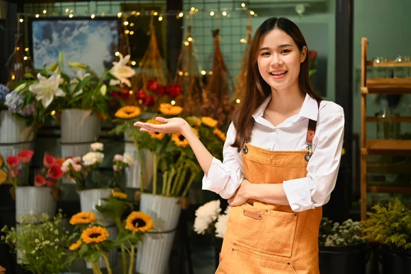 彼女の花屋の店に立ってエプロンを身に着けているフレンドリーな女性の花屋 ビジネス 花粉の概念 — ストック写真