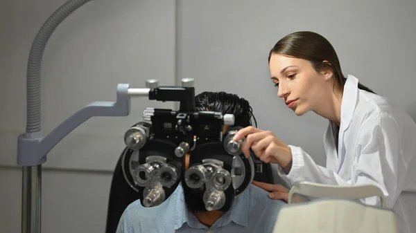 Oftalmologista Atento Verificando Visão Ocular Paciente Com Máquina Teste Visão — Fotografia de Stock