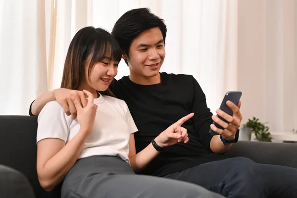 快乐的年轻夫妇通过智能手机在网上拥抱和购物 人与技术概念 — 图库照片