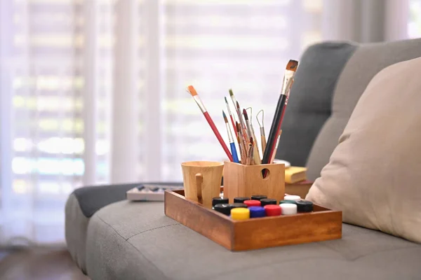 木制托盘与油漆刷 钢管油漆沙发舒适的家 画家房间里有工具和用品 — 图库照片