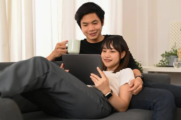 Young Couple Shopping Online Internet Digital Tablet Relaxing Sofa People — Stock Photo, Image