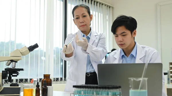 Experienced Scientists Team Conducting Experiments Consisting Glassware Test Tubes Microscopes — Stock Photo, Image