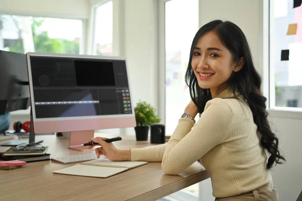 美しい若い女性の写真エディタは 創造的な職場に座って コンピュータ上で写真をレタッチ — ストック写真