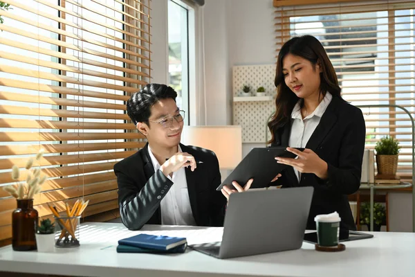 Due Giovani Imprenditori Professionisti Stanno Parlando Della Crescita Aziendale Ufficio — Foto Stock