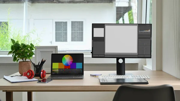 现代创意写字楼的室内 配有笔记本电脑 空白屏幕电脑 图形平板电脑和木制桌子上的文具 — 图库照片