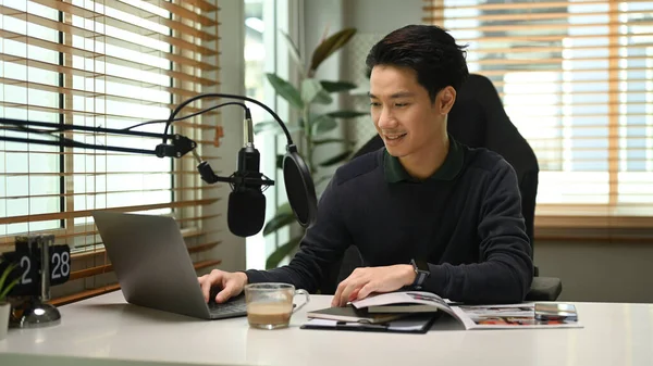 Ázsiai Férfi Podcaster Segítségével Laptop Számítógép Beszél Egy Mikrofon Rögzítése — Stock Fotó