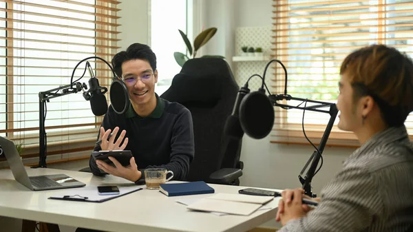 Θετικός Αρσενικός Ραδιοφωνικός Παρουσιαστής Ζωντανή Μετάδοση Ακουστικών Podcast Από Home — Φωτογραφία Αρχείου