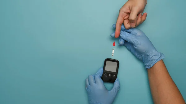 Doktorun Genel Bakışı Kan Şekeri Seviyesindeki Diyabetik Kadına Bakıyor Diyabet — Stok fotoğraf