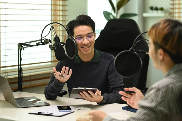 Två Unga Asiatiska Man Med Hjälp Mikrofon Och Laptop Spela — Stockfoto