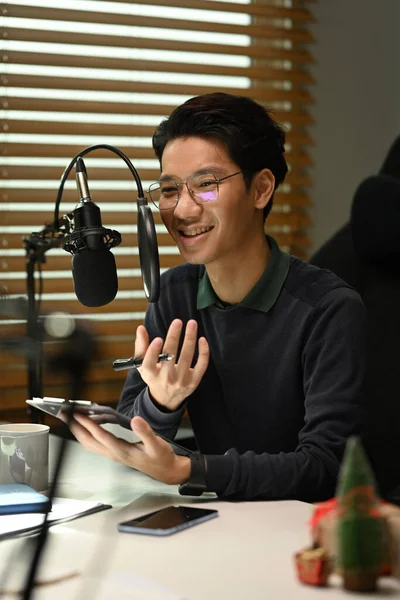 Χαμογελώντας Νεαρός Ασιάτης Άνδρας Ηχογραφεί Συνομιλία Για Κανάλι Στην Ηχογράφηση — Φωτογραφία Αρχείου