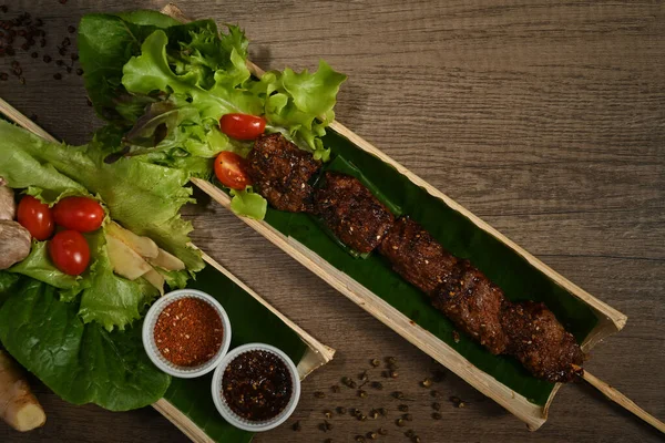 Bamboe Vat Plaat Met Gegrild Vlees Spiesen Geserveerd Verse Groenten — Stockfoto