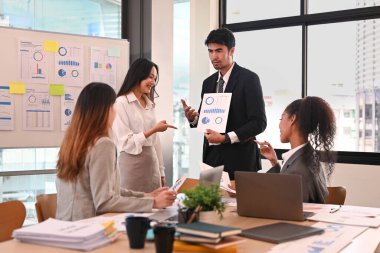 Profesyonel proje yöneticileri grup görüşmeleri, kurumsal toplantıda mali verileri tartışmalar.