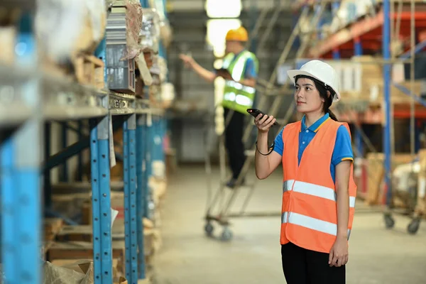 Vrouwelijke Werknemers Met Een Helm Vesten Controleren Inventarisdozen Plank Met — Stockfoto