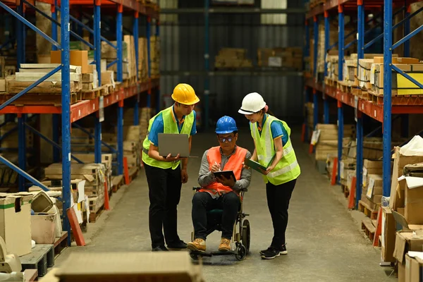 Mladý Pracovník Muž Manažer Invalidním Vozíku Pomocí Digitálního Tabletu Kontrola — Stock fotografie